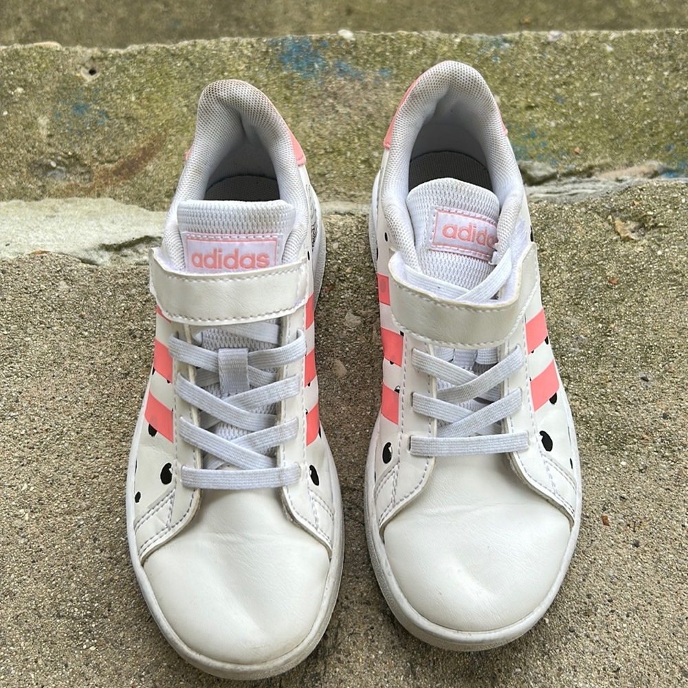 Essentials Girls Minnie Mouse Grand Court Stay-Put Casual Sneakers. Size 13 1/2